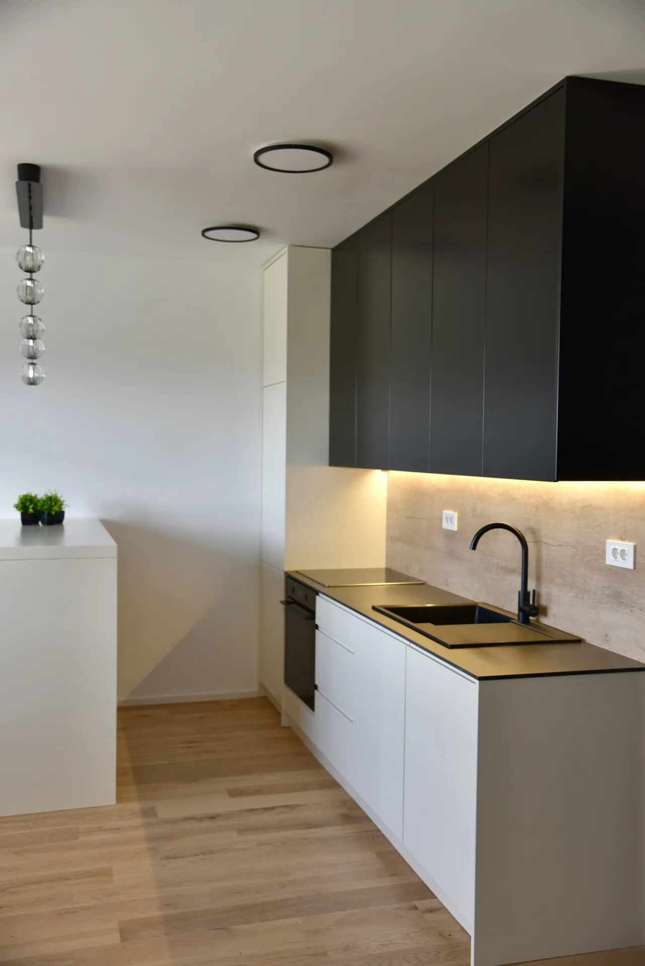 Vgradna garderobna omara z LED osvetlitvijo