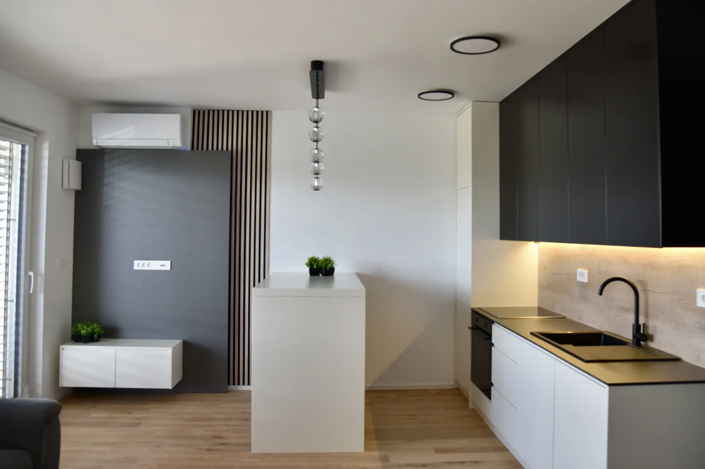 Moderna kuhinja z otokom — fotografija 1