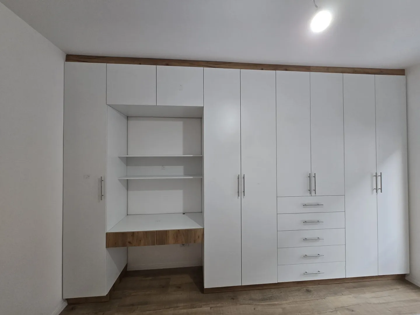Garderobna omara z delovnim kotom — fotografija 1