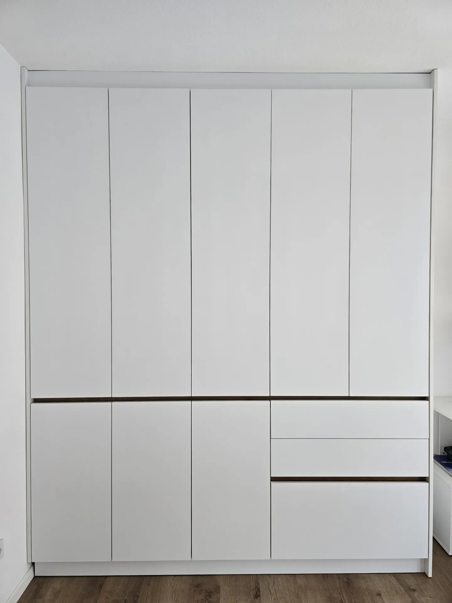 Dve minimalistični garderobi in omara za hodnik — fotografija 1