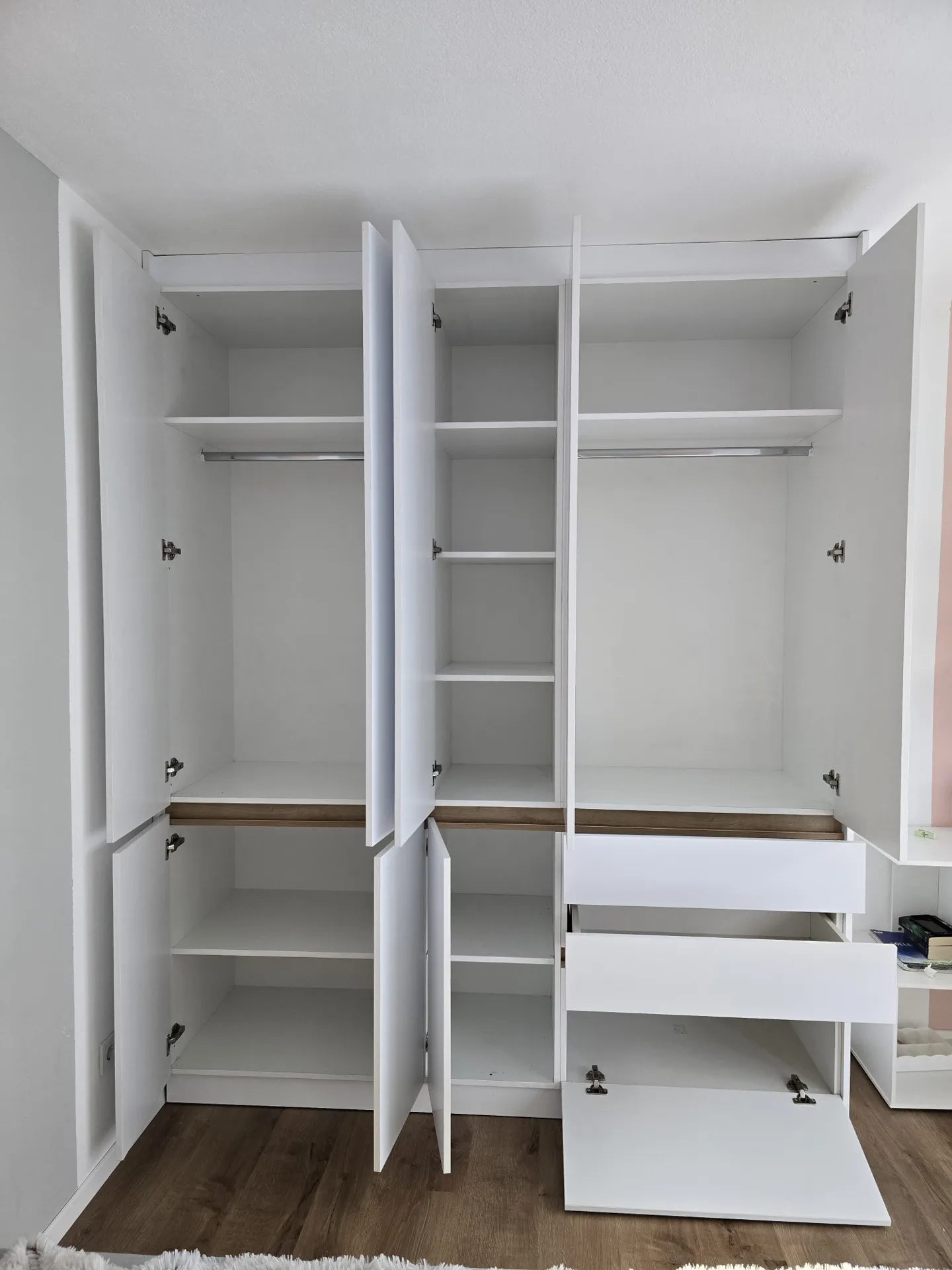 Dve minimalistični garderobi in omara za hodnik — fotografija 2