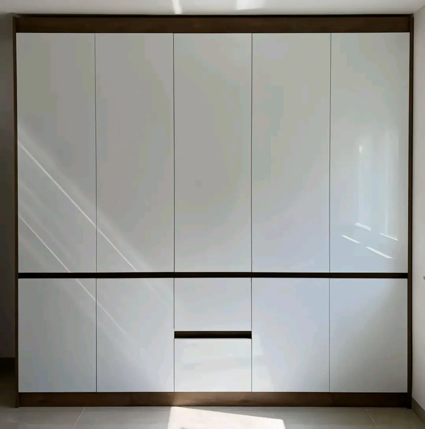 Dve minimalistični garderobi in omara za hodnik — fotografija 3