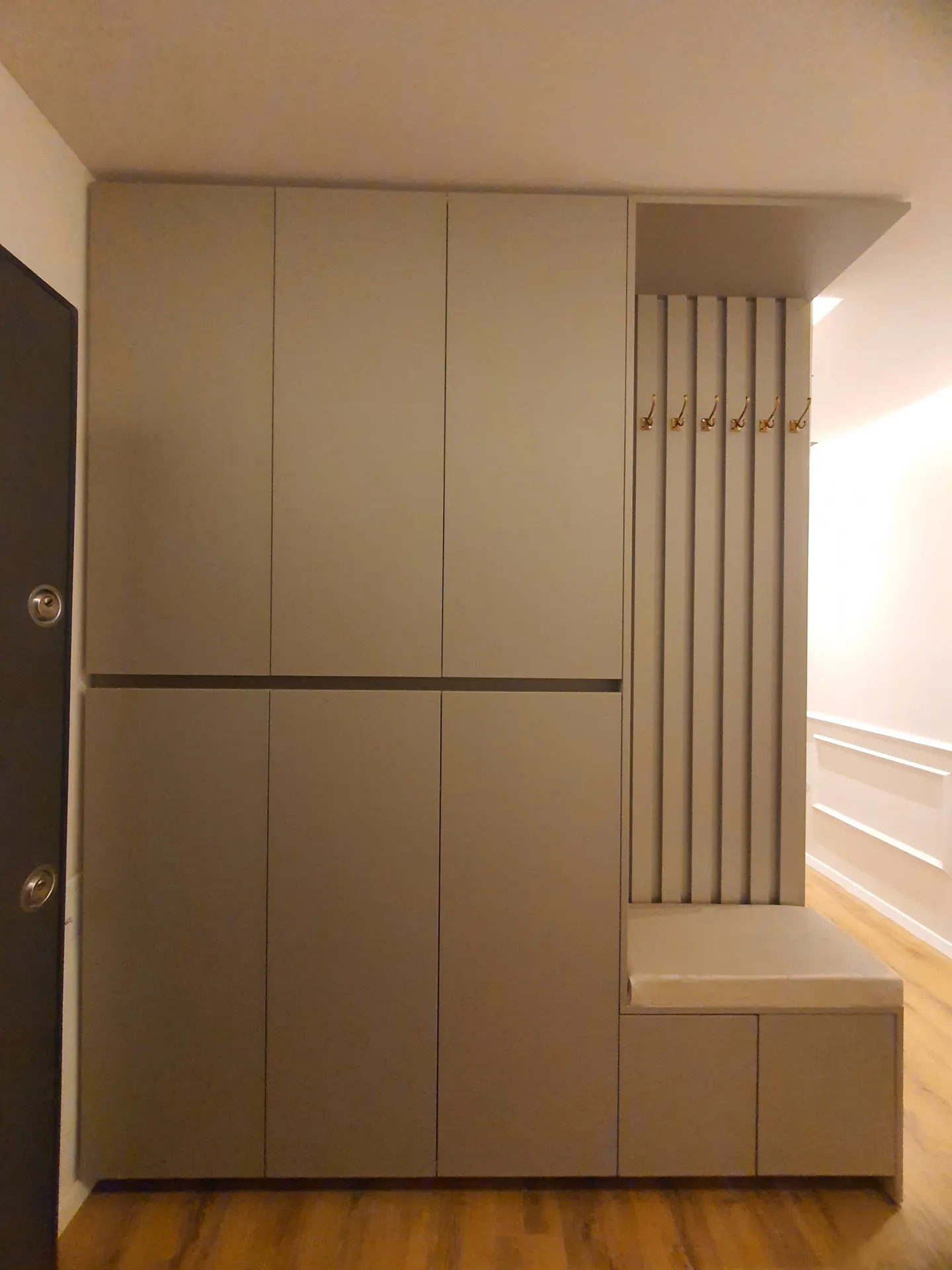Dve minimalistični garderobi in omara za hodnik — fotografija 4