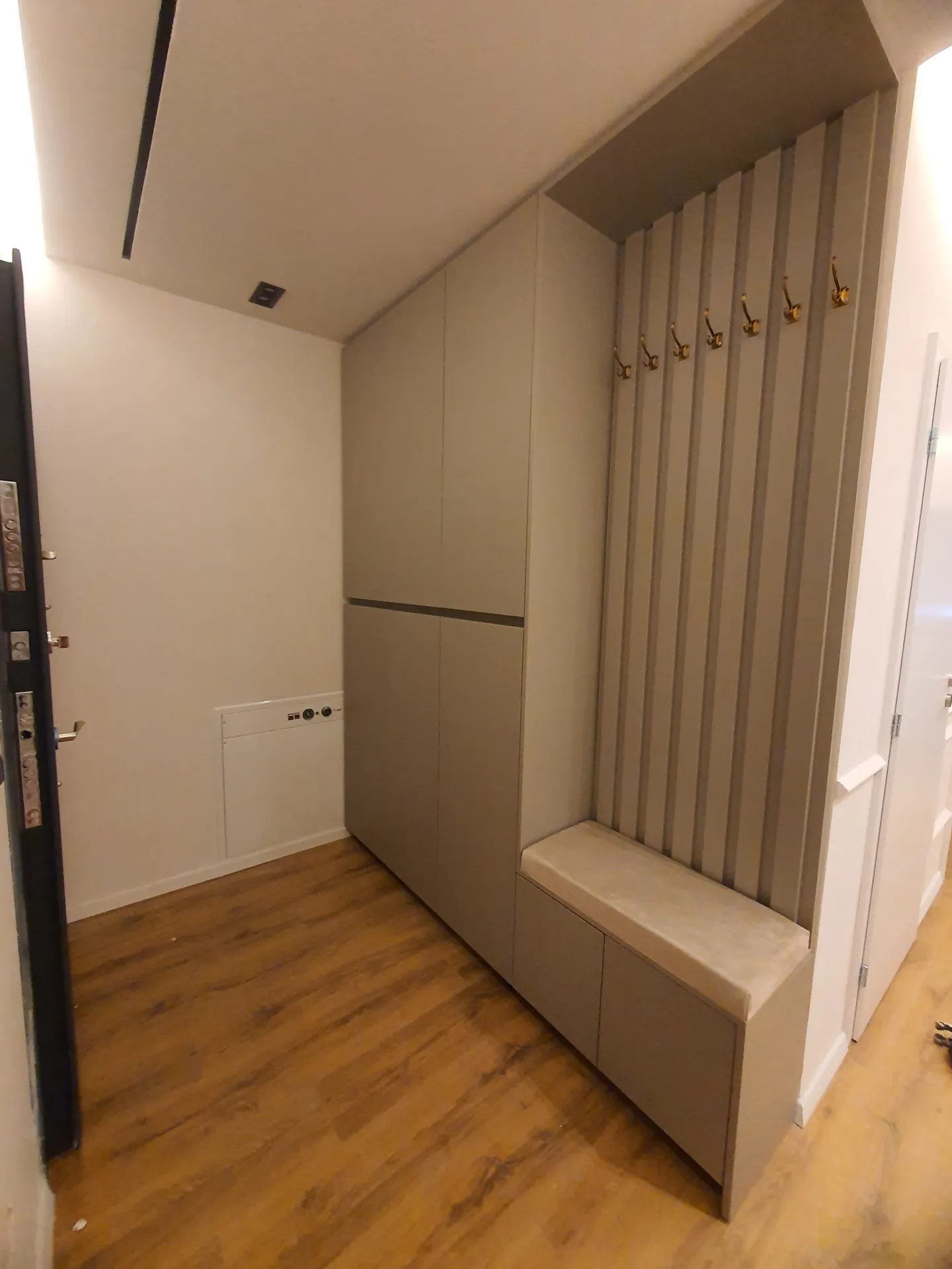 Dve minimalistični garderobi in omara za hodnik — fotografija 5